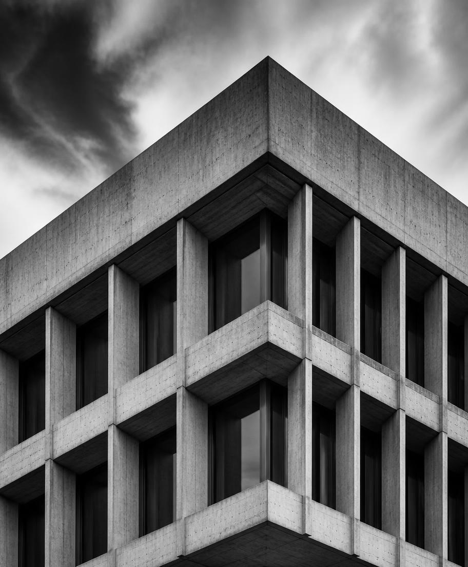 Edifício corporativo em concreto, fotografia em preto e branco